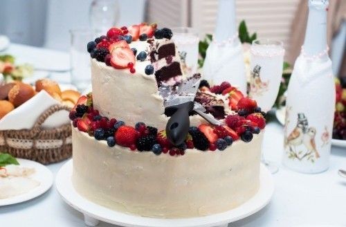 САДко Сatering Торт шоколадный с вишней и сливочным кремом
