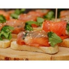 САДко Сatering Рулетик из семги с мягким сыром, рукколой на тосте