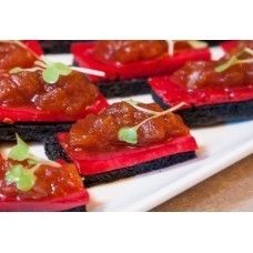 САДко Сatering Томатный сыр на черном тосте с вареньем из помидоров