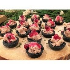 САДко Сatering Черная тарталетка с уткой и брусничным соусом