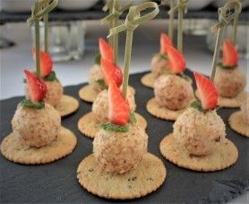 САДко Сatering Шарики из ассорти сыров с орешками и медом