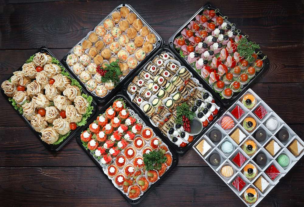 Canape24 Ассорти № 5 «Канапе, рулеты, тарталетки, десерты и горячие закуски»