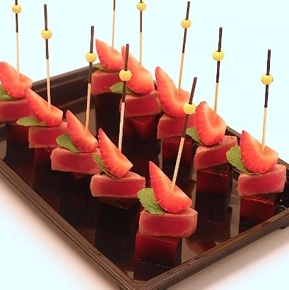 Ministerstvo Catering Company Тунец с клубничным мармеладом и бальзамическим кремом
