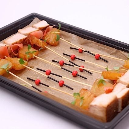 Ministerstvo Catering Company Канапе с филе индейки и ананасом фламбе