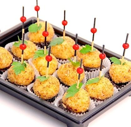 Ministerstvo Catering Company Канапе с грецким орехом, черносливом и сыром