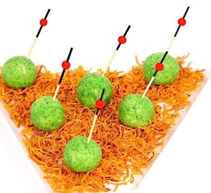 Ministerstvo Catering Company Канапе «Рафаэлло» с виноградом и сыром дор-блю