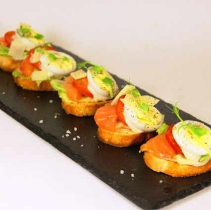 Ministerstvo Catering Company Брускетта с семгой и соусом «Цезарь»