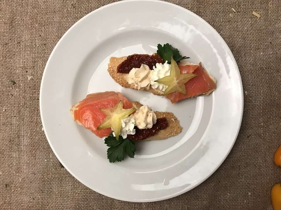 АИЛ Catering Брускетта с лососем и соусом Цезарь