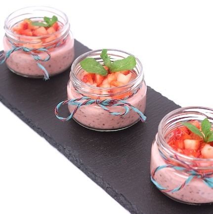 Ministerstvo Catering Company Каша с клубникой и семенами чиа