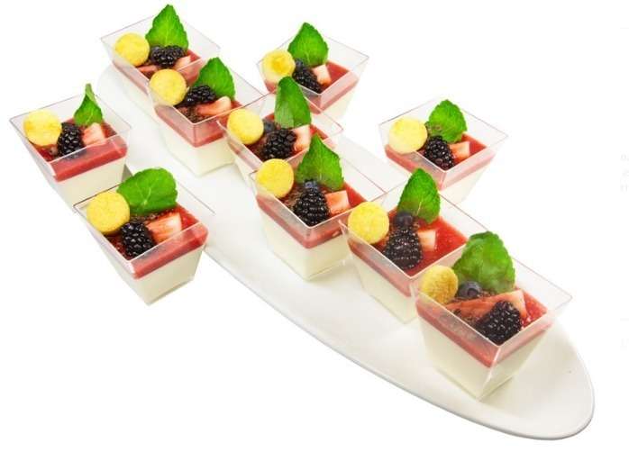 Ministerstvo Catering Company Классическая итальянская панакота с клубничной ноткой