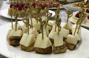 САДко Сatering Вяленый инжир с козьим сыром