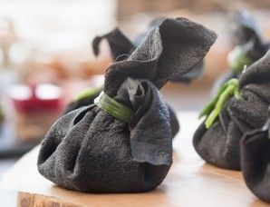 САДко Сatering Блинчик с запеченным лососем и можжевеловыми ягодами
