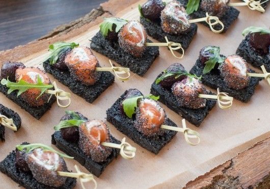 САДко Сatering Черный тост с рулетиком из лосося и шариком свеклы