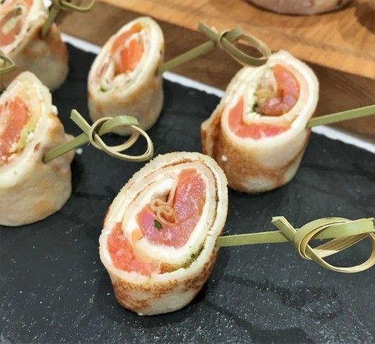 САДко Сatering Рулетик с лососем в тонком блинчике со сливочным сыром