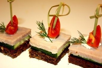 САДко Сatering Буженина со свежим огурчиком на бородинском тосте