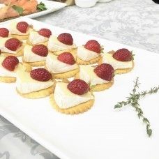 САДко Сatering Камамбер с клубникой и печеньем