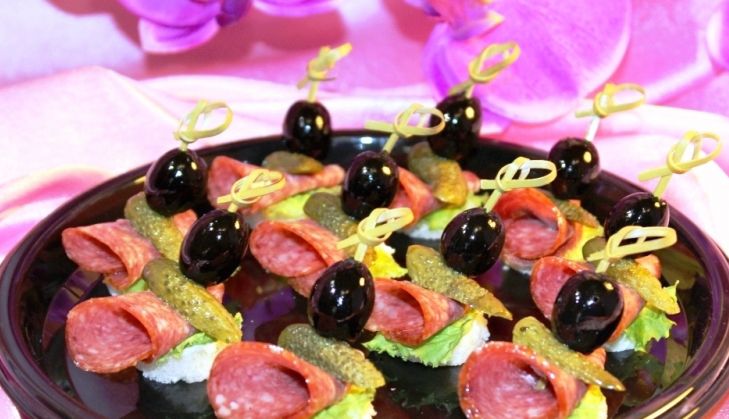 Алафа Кейтеринг Канапе из салями с корнишоном и маслиной