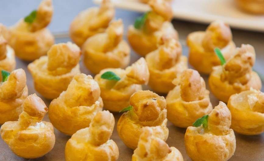 САДко Сatering Профитроли с ягодами и кремом