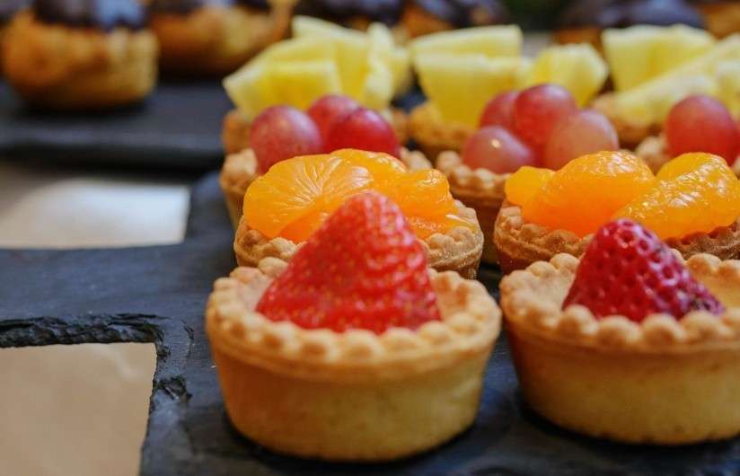 САДко Сatering Мини-тарталетки с ягодами и фруктами