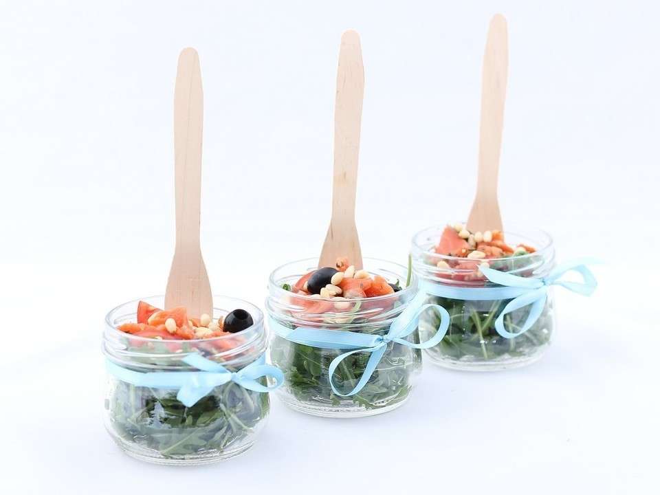 Guzfood Кейтеринг Салат с рукколой, лососем, кедровыми орешками и бальзамиком