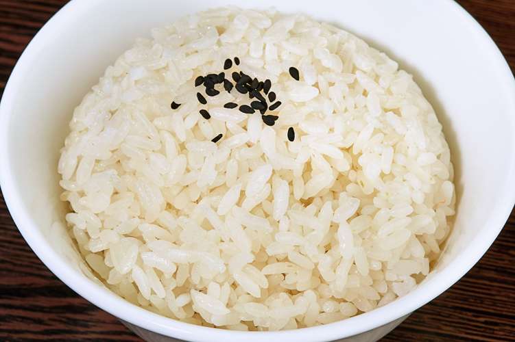Какой рис в китае. Белый рис. Китайский рис. Рис белый китайский. Белые пятнышки на рисе.
