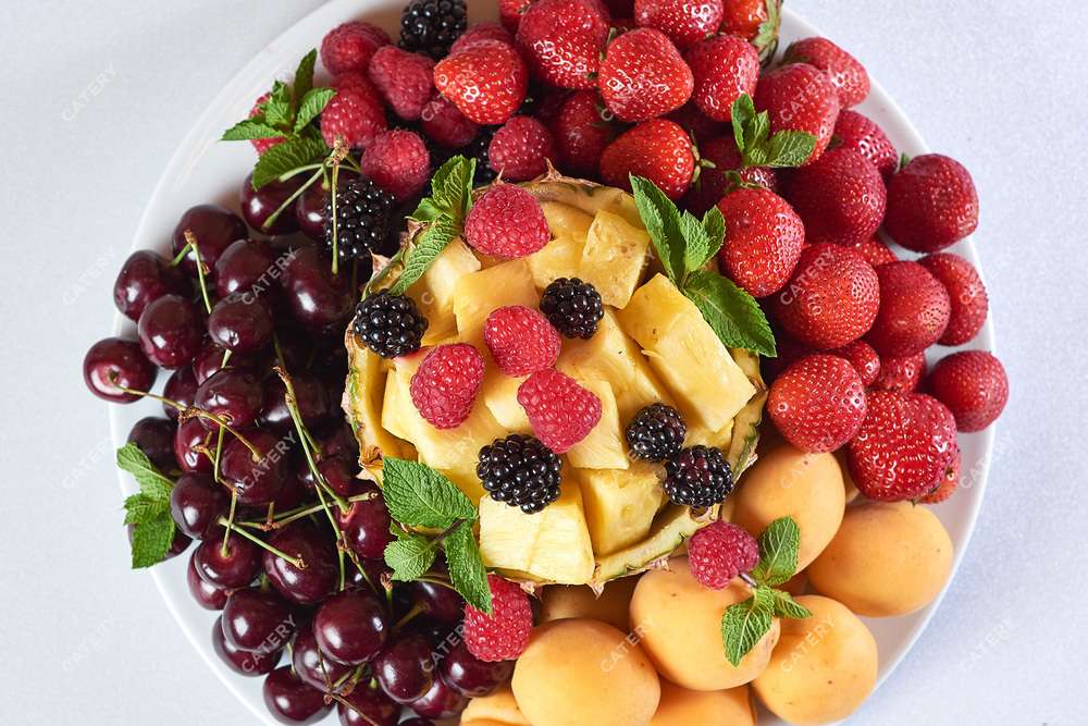 С т фруктовый. Фруктово Ягодная тарелка. Фрукты и ягоды на тарелке. Фруктовая тарелка с ягодами. Тарка с фруктами и ягодами.