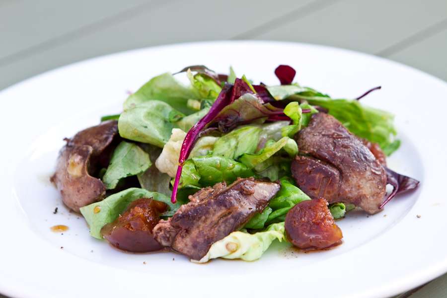 Хачапури Салат с куриной печенью и инжирной заправкой