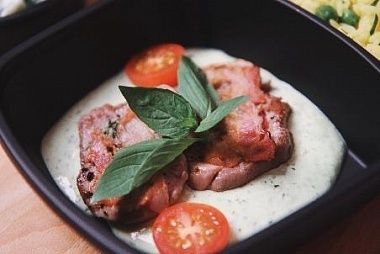 Ministerstvo Catering Company Свиные медальоны в соусе песто