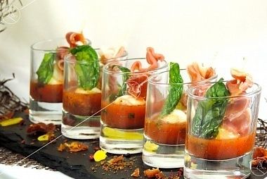 Ministerstvo Catering Company Трио из сыра моцарелла, пармской ветчины и соуса Аррабиата