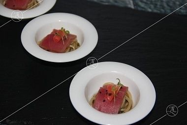 Ministerstvo Catering Company Спагетти с тунцом блю фин в азиатском стиле