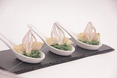Ministerstvo Catering Company Филе палтуса на подушечке из шпината с чипсом лука-шалот