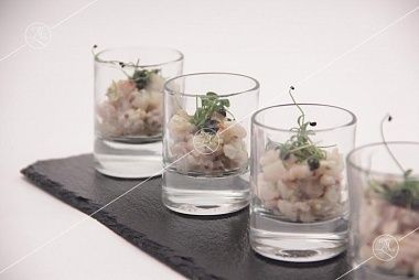 Ministerstvo Catering Company Севиче из дорадо с бальзамической икрой