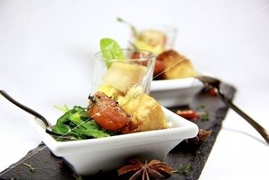 Ministerstvo Catering Company Лосось в тайском стиле с салатом чука и ореховым соусом