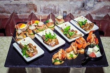 Ministerstvo Catering Company Медальон из свиной вырезки с грибным салатом