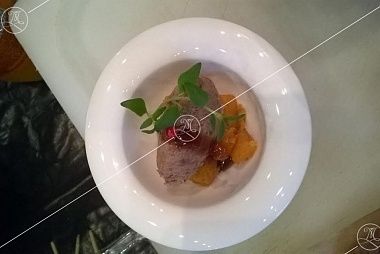 Ministerstvo Catering Company Телячьи щечки с запеченой тыквой и слайсами из спаржи