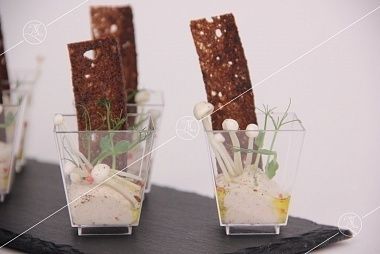 Ministerstvo Catering Company Грибной мусс с чипсом из бородинского хлеба, грибочками иноки и трюфельным маслом