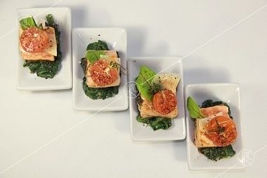 Ministerstvo Catering Company Филе лосося фаршировное соусом песто на подушке из шпината