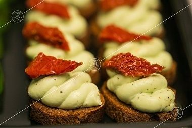 Ministerstvo Catering Company Брускетты с молодым козьим сыром и ломтиком вяленого томата