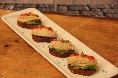 Ministerstvo Catering Company Ржаная брускетта с террином из двух видов скумбрии