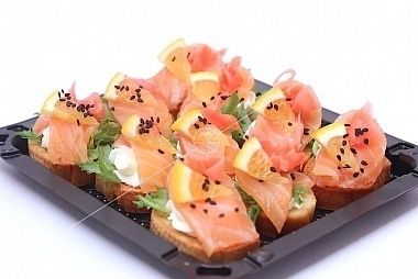 Ministerstvo Catering Company Брускетты с подкопченой семгой и рикоттой