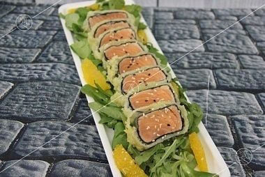 Ministerstvo Catering Company Салат с лососем под медово-цитрусовой заправкой в азиатском стиле