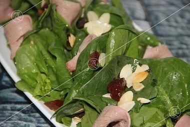 Ministerstvo Catering Company Салат с утиным магре, шпинатом, финиками и миндалем