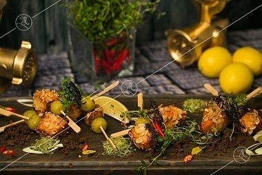 Ministerstvo Catering Company Шпажка с лососем в панировке из миндальной стружки райским яблочком и медовым соусом карри