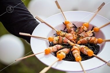 Ministerstvo Catering Company Шашлычок из креветки в беконе с физалисом