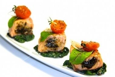 Ministerstvo Catering Company Фаршированный лосось с соусом песто