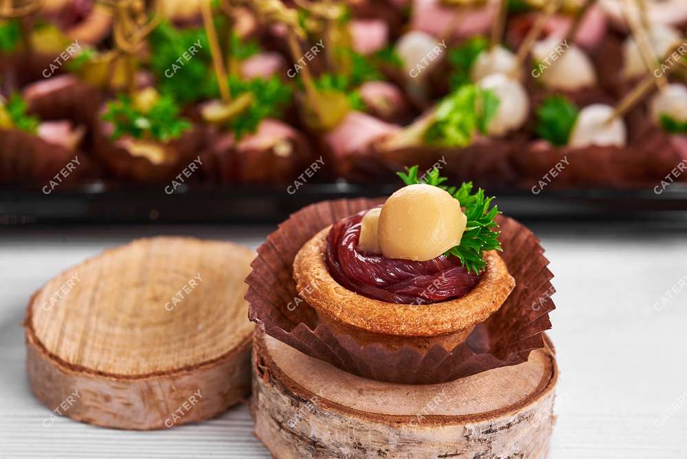 Tasty Catering Канапе с копчёным мясным балыком и маринованным грибочком