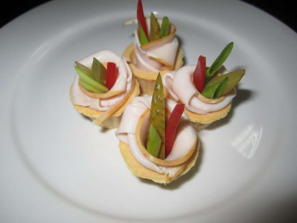 Tasty Catering Тарталетка с филе индейки горячего копчения, овощами и сырным муссом