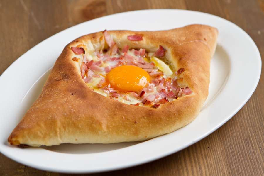 Хачапури с помидорами и сыром