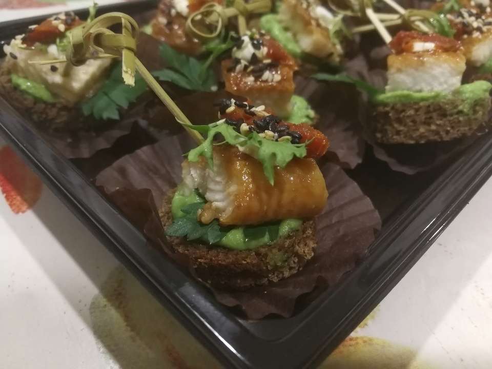 Tasty Catering Канапе со сладким японским угрем на тосте из черного хлеба с вялеными томатами