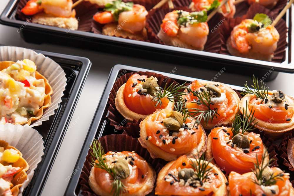 Tasty Catering Розочка из филе лосося в тарталетке с каперсами